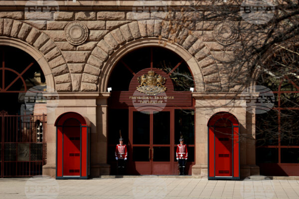 Румен Радев и политическата промяна: Анализ на оставката и въздействието върху партиите.