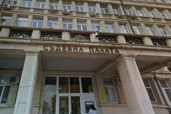 Трима остават в ареста заради схеми с фалшиви QR кодове