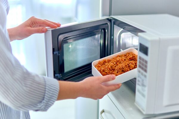 Безопасност на ежедневните източници на електромагнитно излъчване: Митове и реалност.