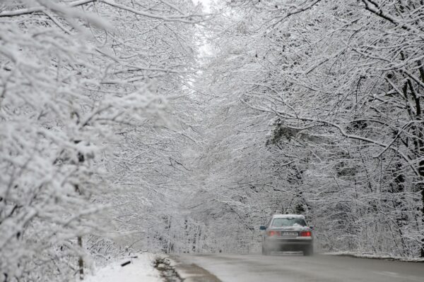 Актуална пътна обстановка: Мокри настилки и намалена видимост в някои райони.