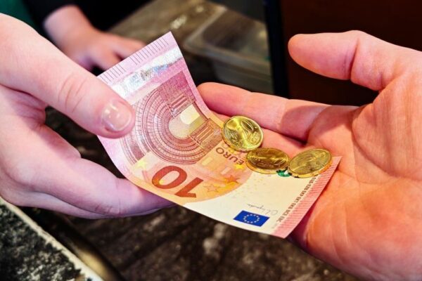 Граждани сигнализират за рязък скок на цените при въвеждането на еврото