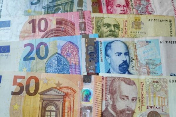 Преходът към еврото: Краят на една ера и началото на нова.