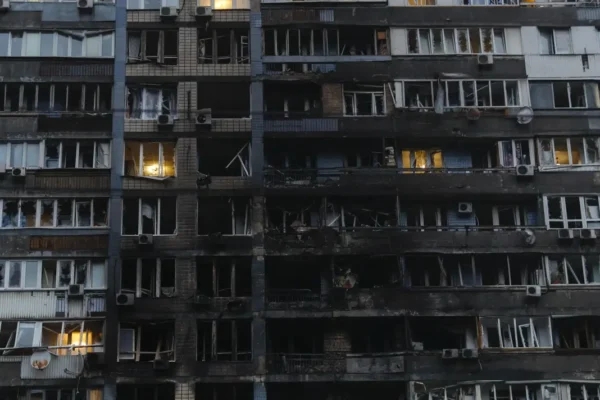 Русия нанесе масирани удари по Киев преди преговорите между Зеленски и Тръмп