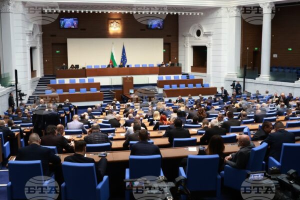 Служебното правителство с премиер Андрей Гюров полага клетва пред Народното събрание.