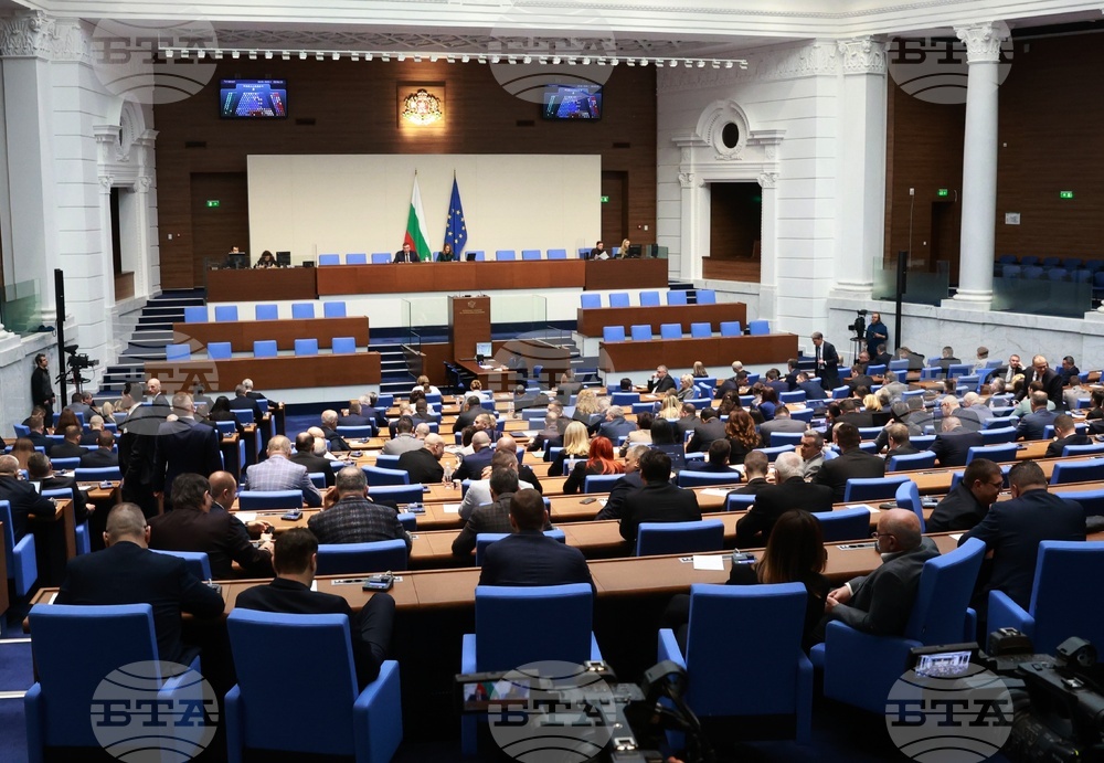 Служебното правителство с премиер Андрей Гюров полага клетва пред Народното събрание.