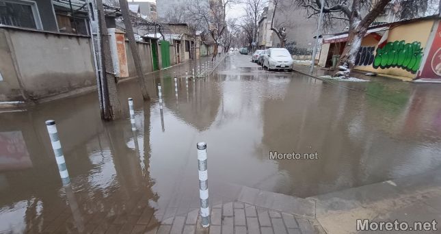 Буря и наводнения: Паднали дървета и блокирани улици в града.