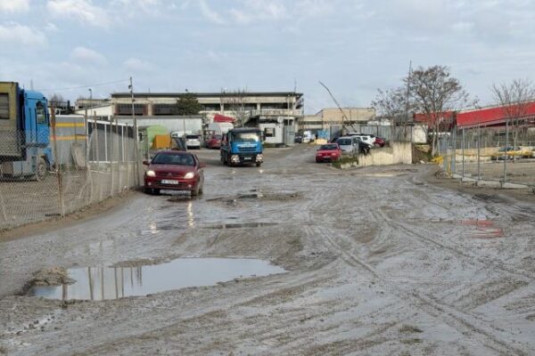 Опасен път във Варна: Рушаща се отсечка заплашва безопасността и бизнеса в Западната промишлена зона.