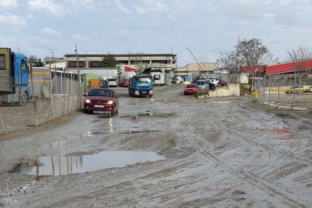 Опасен път във Варна: Рушаща се отсечка заплашва безопасността и бизнеса в Западната промишлена зона.