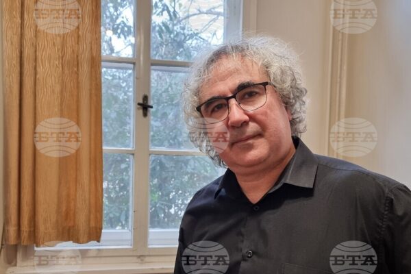 Веселин Демирев представя „Церемониално, но (не) само за благородници” във Варна.