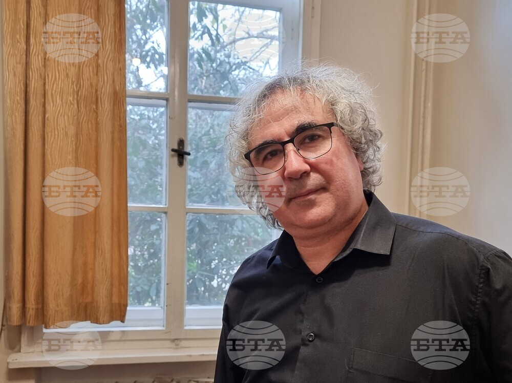 Веселин Демирев представя „Церемониално, но (не) само за благородници” във Варна.