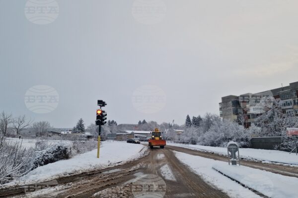 Пътищата в България са проходими благодарение на усилената работа на снегопочистващите машини.