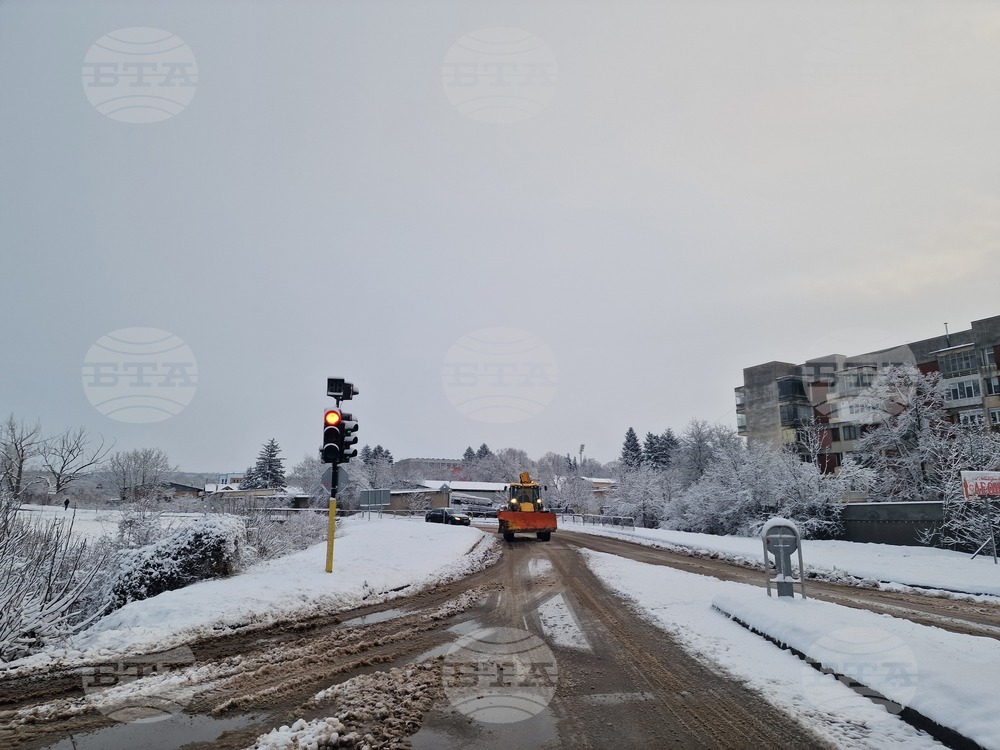 Пътищата в България са проходими благодарение на усилената работа на снегопочистващите машини.