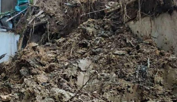 Свлачище, аварии и наводнена ферма след проливните валежи във Варненско