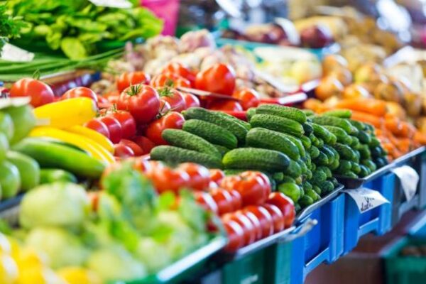 Цените на основните хранителни стоки скачат: Потребителската кошница поскъпва значително през януари.