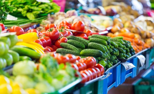 Цените на основните хранителни стоки скачат: Потребителската кошница поскъпва значително през януари.