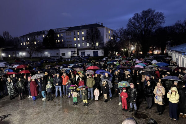 Варненци излязоха на протест в защита на детската хирургия