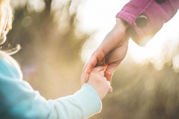 Българските институции върнаха дете при майка му след години раздяла