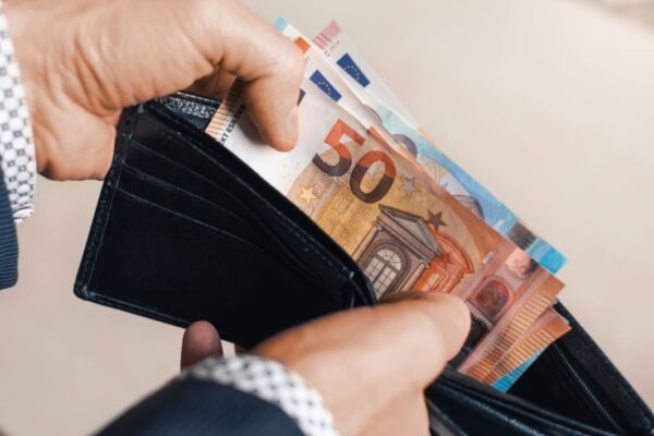 НСИ отчете спад на наетите в края на 2025 г., но заплатите продължават да растат