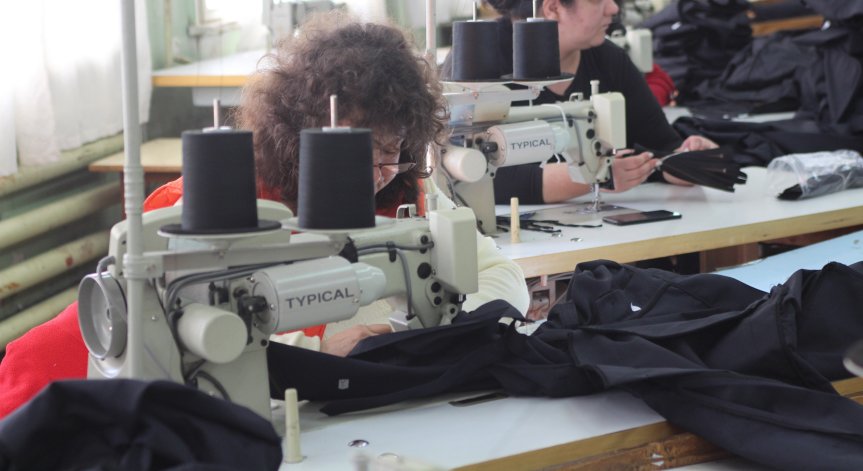 Промишленото производство в България през декември 2025 г.: Годишен спад и месечен ръст.