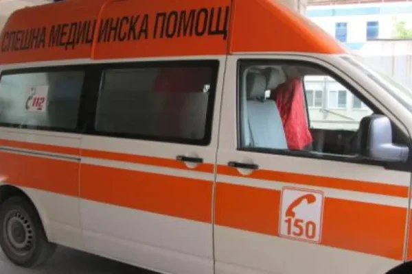 Полицията разследва смърт на жена след падане от четвърти етаж