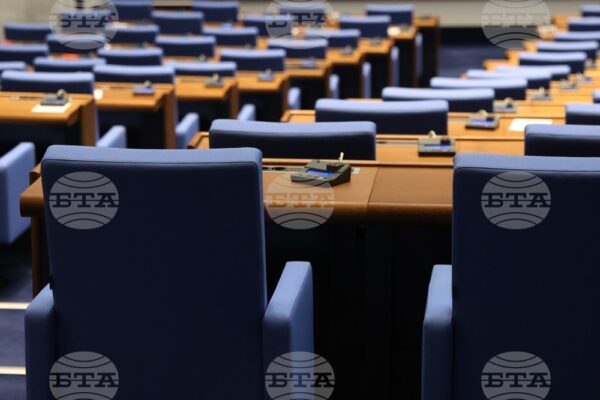 Изслушване на служебни министри и обсъждане на важни законодателни промени в Народното събрание.