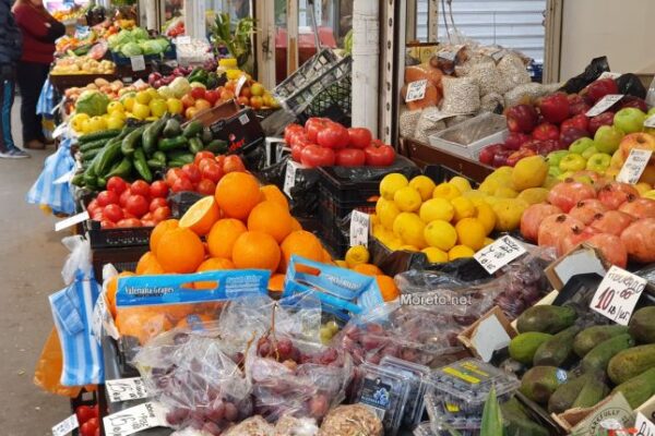 Зеленчуците поскъпват, плодовете и част от храните поевтиняват.