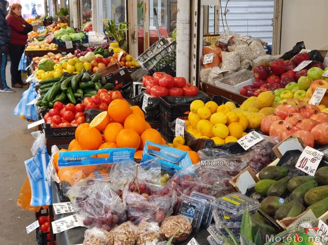 Зеленчуците поскъпват, плодовете и част от храните поевтиняват.