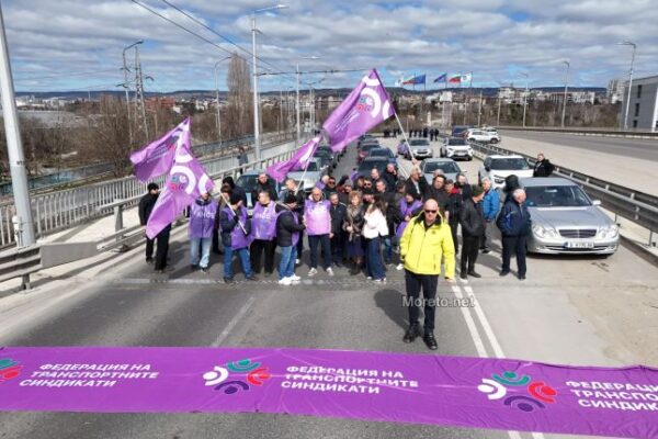 Работещи в градския транспорт във Варна протестираха за по-високи заплати и по-добри условия на труд.
