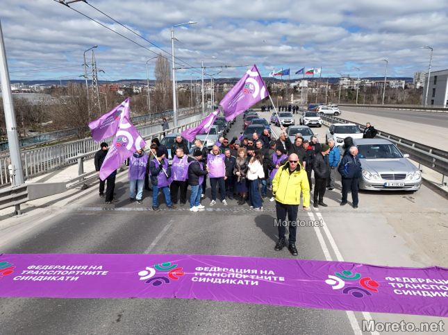 Работещи в градския транспорт във Варна протестираха за по-високи заплати и по-добри условия на труд.