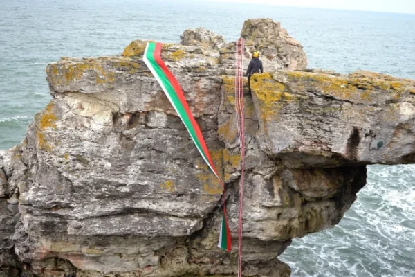 13-метрова мартеница и трибагреник украсиха скалната арка край Тюленово