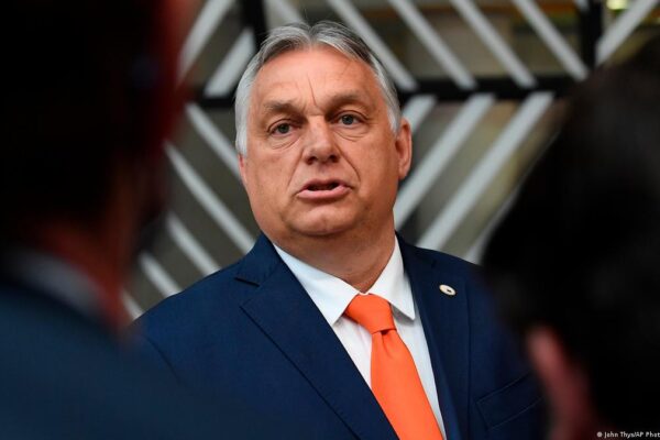 Действията на Москва на практика могат да подпомогнат предизборната кампания на Viktor Orbán чрез предаването на военнопленници с унгарски произход на Унгария.