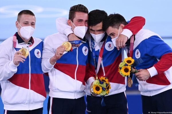 Завръщането на руските спортисти: превръща ли се международният спорт в поле на политически компромиси?