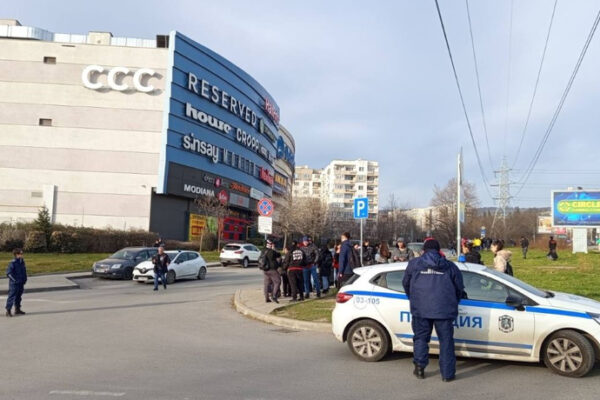След фалшиви сигнали за бомба моловете във Варна отвориха отново