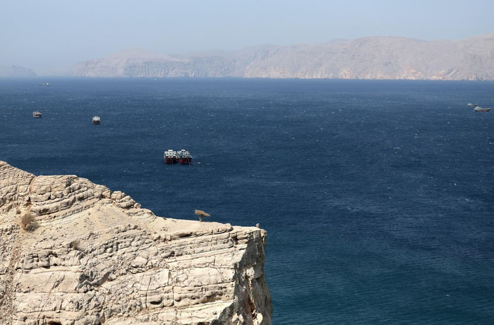 Хиляди моряци блокирани в Ормузкия проток, неясен брой българи сред тях