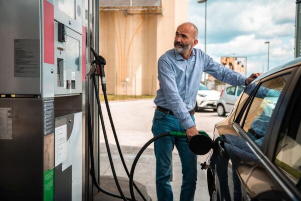 Гърци зареждат по-евтино в България, българи пазаруват изгодно в Гърция.