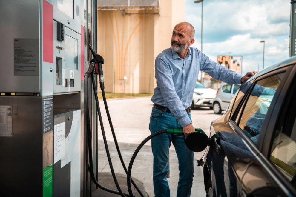 Гърци зареждат по-евтино в България, българи пазаруват изгодно в Гърция.