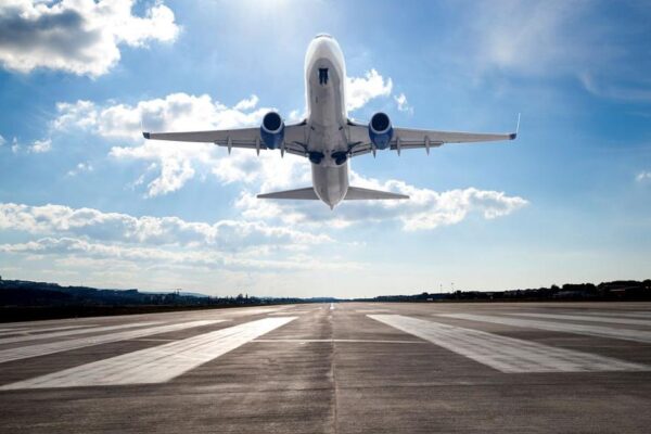 Израел отваря частично въздушното си пространство за изходящи полети