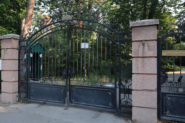 Столичната община иска да поеме управлението на парк „Врана“ и изоставената сграда на бившия нотариат на пл. „Патриарх Евтимий“.