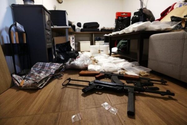 Рекордна находка на фентанил: Полицейска операция в „Орландовци“ разкрива над 55 кг наркотици и огнестрелни оръжия.