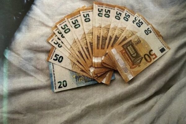 Скандал в Овчарово: Кмет и руска гражданка задържани за подкуп.