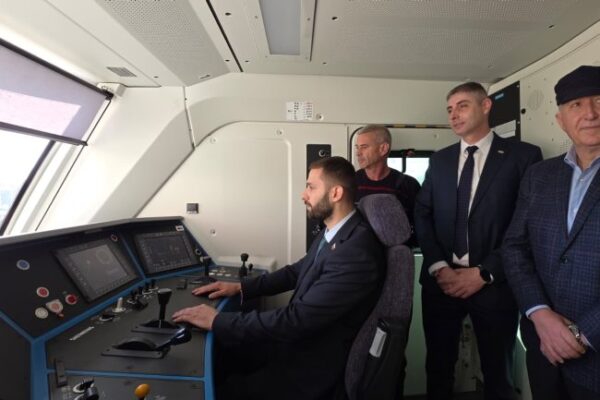 Новият „умен“ локомотив „Смартрон“ влиза в експлоатация: Последният от серията пристигна в България.