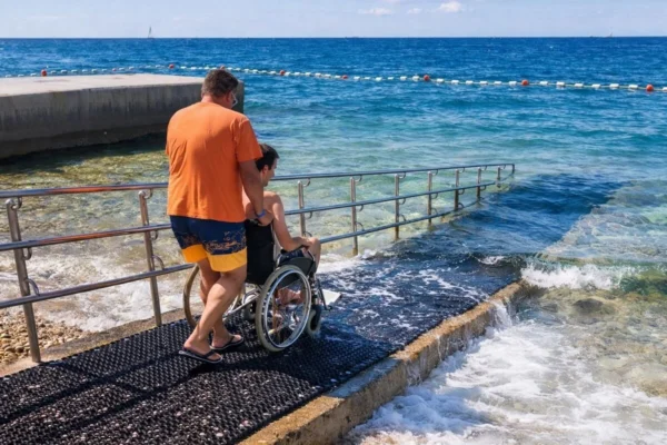 Държавата подготвя списък с достъпни плажове за хора с увреждания