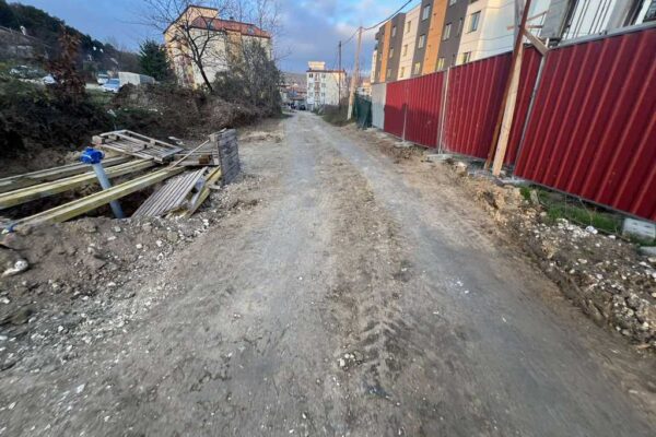 Жител на квартал „Виница“ сигнализира за разрушен път заради строителство