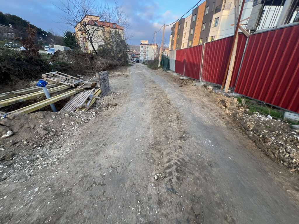 Жител на квартал „Виница“ сигнализира за разрушен път заради строителство
