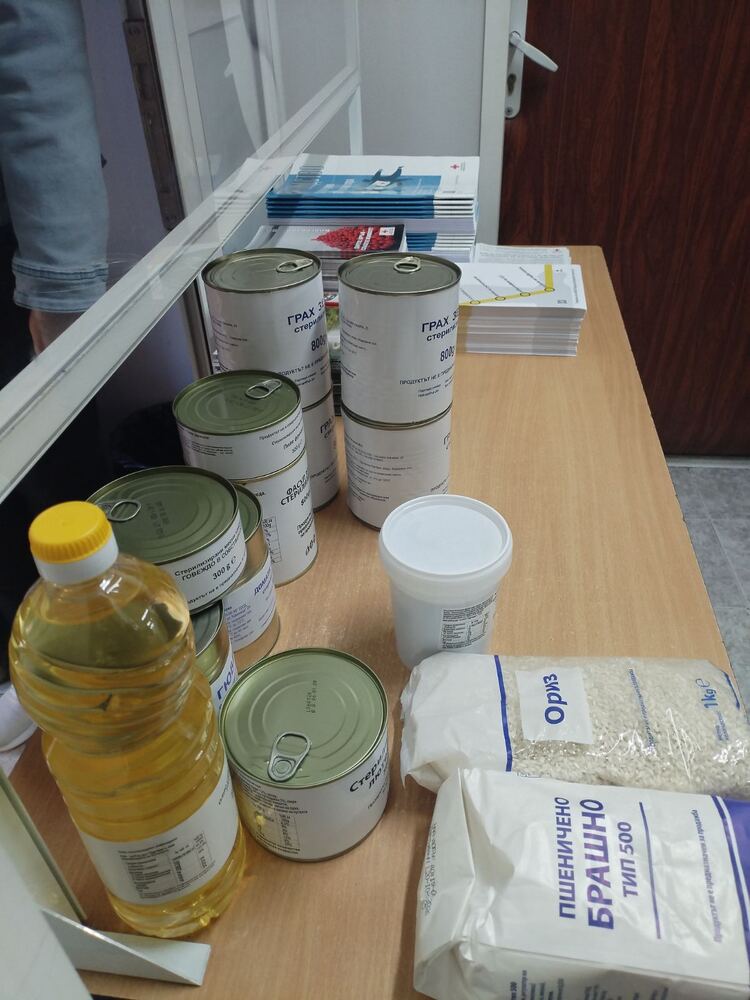 Българският Червен кръст започва раздаването на хранителни продукти за уязвими групи граждани.