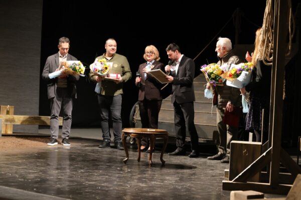 Варненският драматичен театър „Стоян Бъчваров“ отбеляза 105-годишнината си с награди и празнични събития.