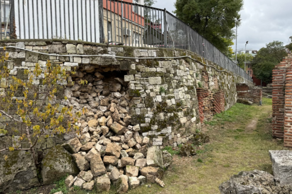 Срутване до Римските терми във Варна: опасност за хора и инфраструктура