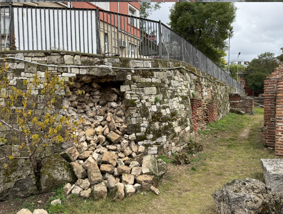 Срутване до Римските терми във Варна: опасност за хора и инфраструктура