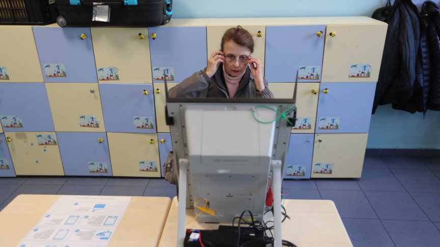 ЦИК финализира обработката на протоколите след сложен изборен ден.