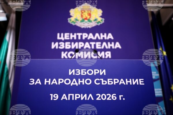 ЦИК кани зрелостници на „Ден на отворени врати“ преди изборите.